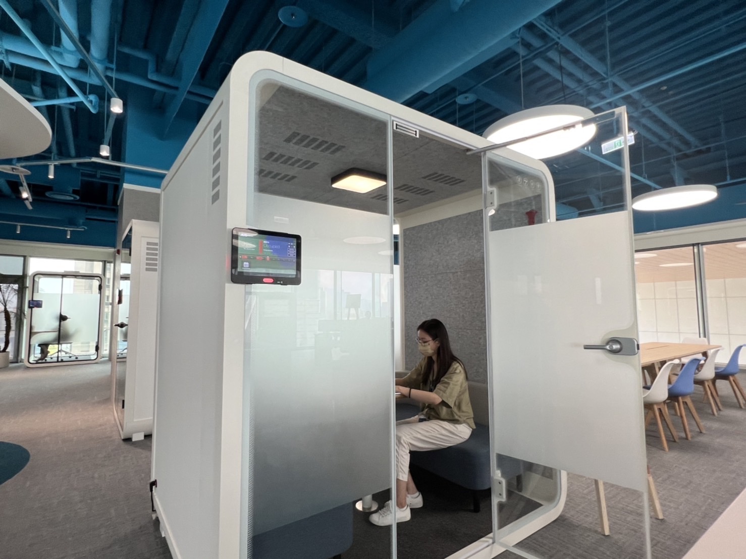 人生就是博高雄據點的智慧行動辦公艙，展現人生就是博在面板以外的研發應用軟實力